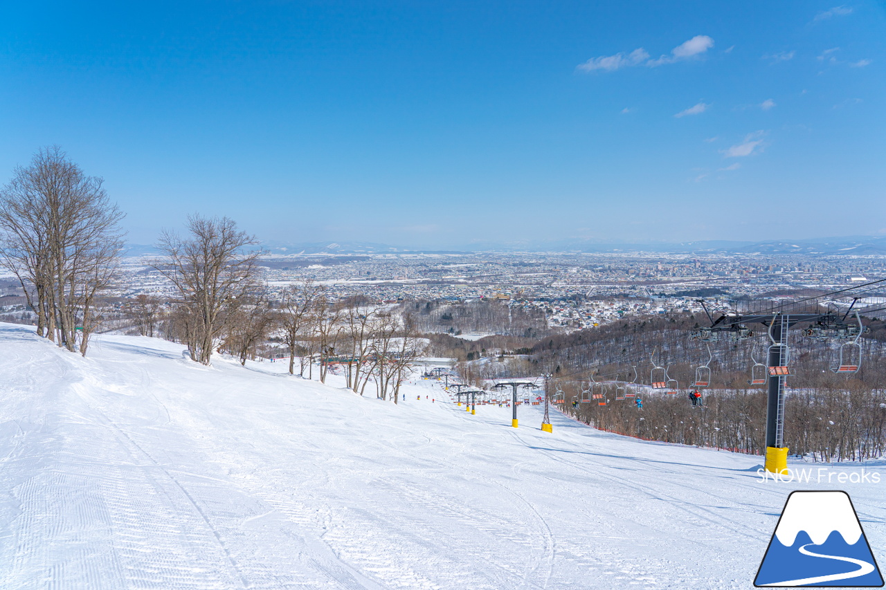 旭川サンタプレゼントパーク・マロースゲレンデ｜旭川市の街並みの向こうに北海道最高峰「旭岳」を望む大パノラマ。旭川市民御用達の絶景ゲレンデへ！